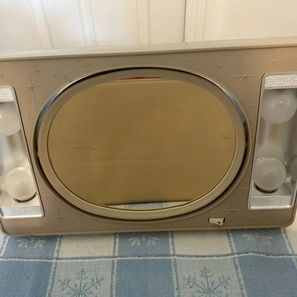 Vintage 1960s Illuminated Swivel 2 Sided Makeup Mirror W/Carrying Case - used